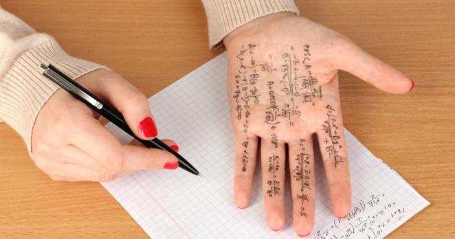 Jemand hat sich Formeln in die Hand geschrieben, um einen Mathe-Test zu bestehen. Symbolbild dafür, dass KI die Tests, an denen ihre Intelligenz gemessen wird, teilweise schon bei ihrem Training gesehen hat.